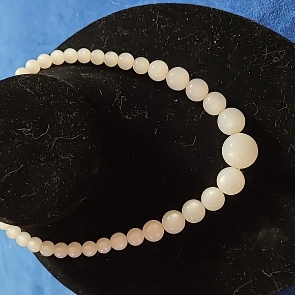 2/$12 Vintage white acrylic cat's eye necklace - Picture 4 of 4